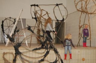 Kinderen in kunstinstallatie